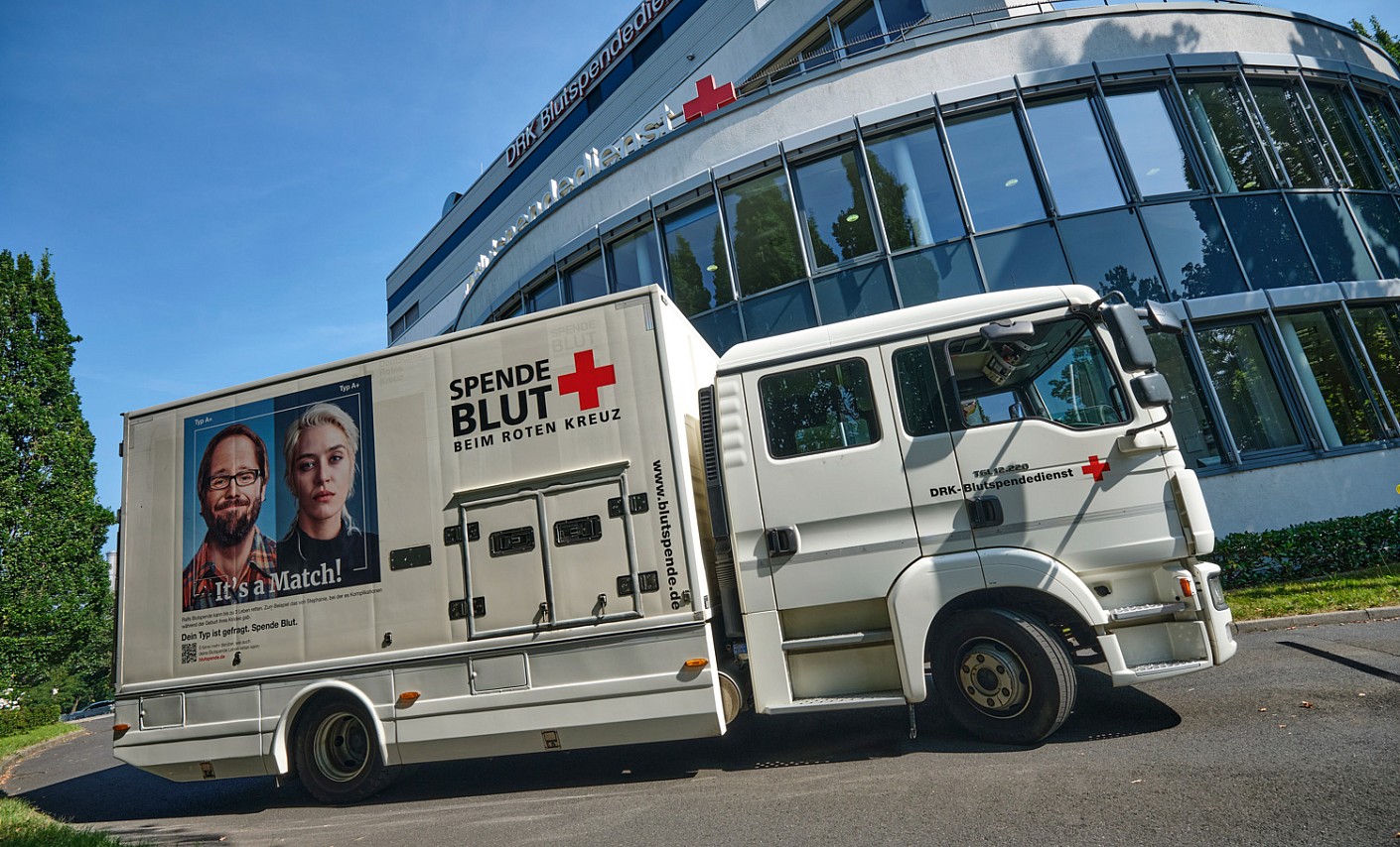 Das Teamfahrzeug mit der aktuellen Kampagne vor dem Institut in Frankfurt. 