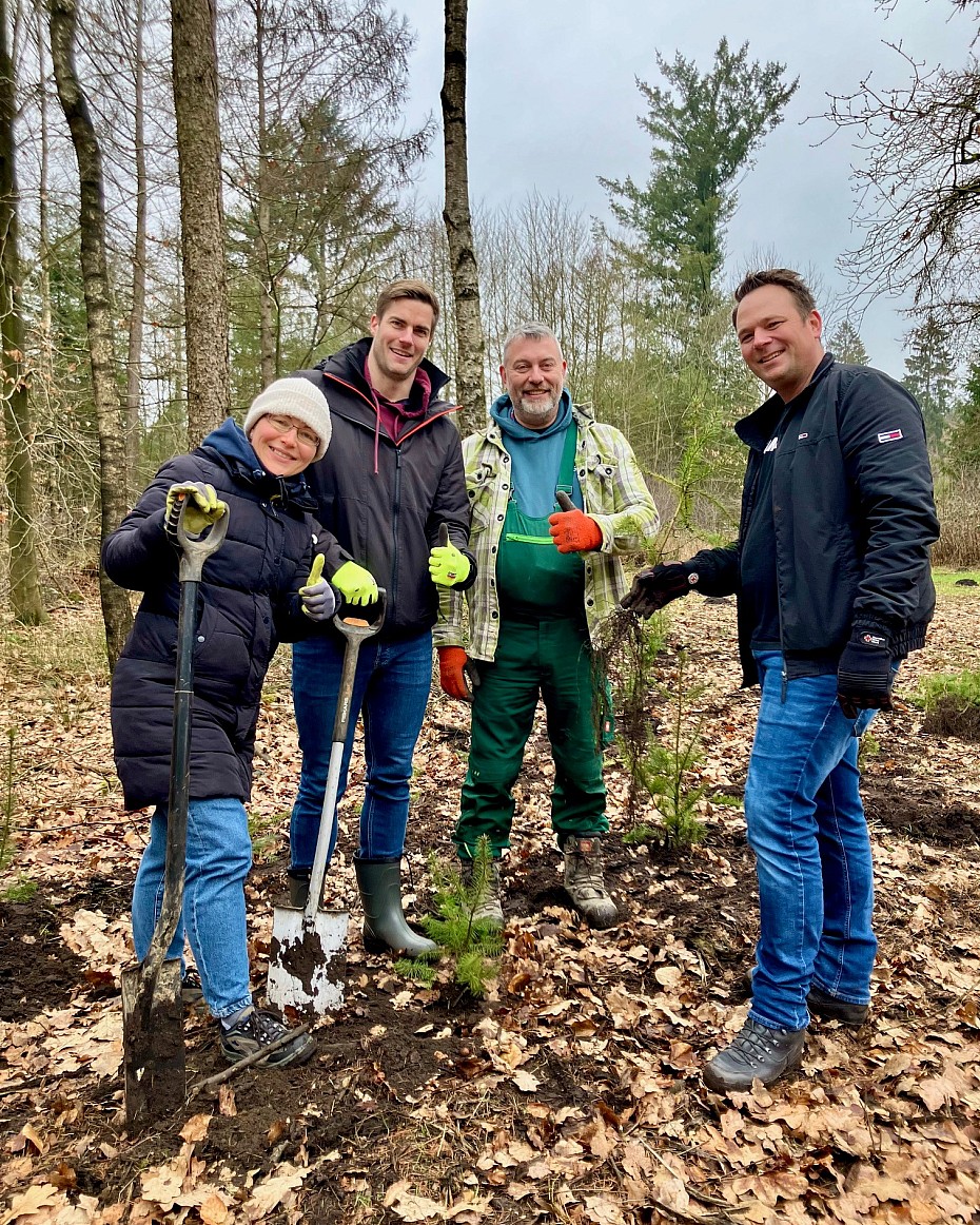 gruppenbild-unichallenge-wald-pflanzen