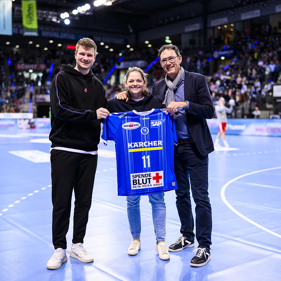 Besiegeln die Kooperation mit der Übergabe des Spieltagstrikots mit DRK-Blutspende-Logo: v.l.n.r.: Philipp Porges (TVB Stuttgart), Nora Löhlein und Martin Oesterer (beide DRK-Blutspendedienst Baden-Württemberg – Hessen)